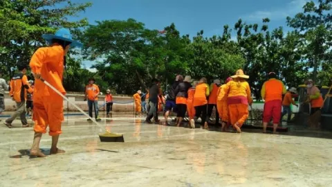 90 Personel Dinas Perkim Bersihkan Wisata Religi Banten Lama - GenPI.co BANTEN
