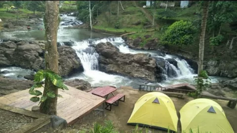 Camping Sambil Melihat Keindahan Curug Leuwi Bumi di Pandeglang - GenPI.co BANTEN