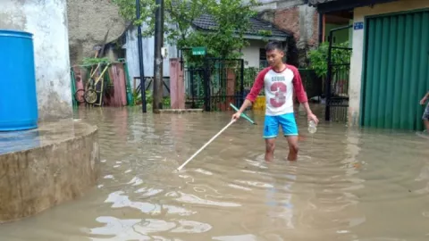 Hujan Lebat, Kelurahan Binong Digenangi Air Setinggi Lutut - GenPI.co BANTEN