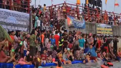 Keramas Massal di Sungai Cisadane, Ritual Unik Sebelum Ramadan - GenPI.co BANTEN
