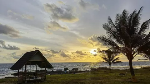 Gelombang Masih Tinggi, Pantai Cihara Jadi Tempat Berburu Foto - GenPI.co BANTEN