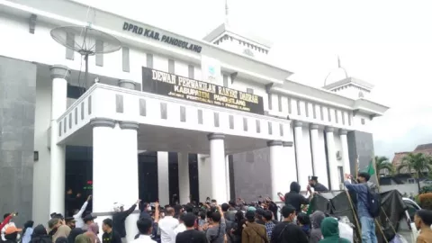 HMI Pandeglang Gelar Aksi di DPRD, Begini Tuntutan Mahasiswa - GenPI.co BANTEN