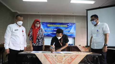 Disnaker Fasilitasi MoU Antara PT PNM dan BKK di Kota Tangerang - GenPI.co BANTEN
