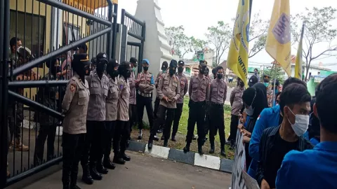 Unik Juga, Nih! Aksi Unras Mahasiswa di DPRD Lebak Dijaga Polwan - GenPI.co BANTEN