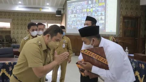 Sejumlah Guru di Kota Tangerang Terima SK, Begini Pesan Walkot - GenPI.co BANTEN