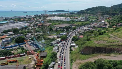 Kemacetan di GT Merak Mencapai 8 Km, Kapal Swasta Ambil Peran - GenPI.co BANTEN