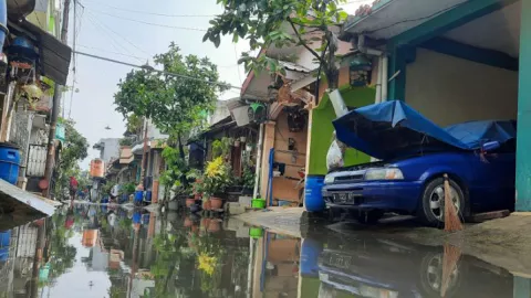 Banjir Selutut Orang Dewasa, Warga Cikupa Pilih Bertahan - GenPI.co BANTEN