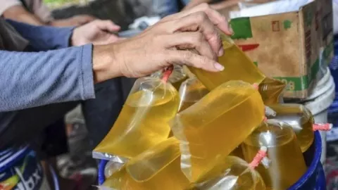 Kementerian BUMN Salurkan Minyak Goreng Curah di 5.000 Titik - GenPI.co BANTEN