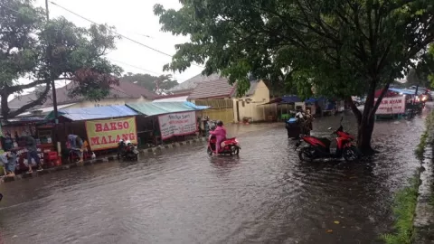 Tiga Hari Hujan, Sejumlah Jalan di Rangkasbitung Terendam Banjir - GenPI.co BANTEN