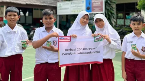 Anak Sekolah di Tangsel Dapat Paket Susu dari Alfamart dan Milo - GenPI.co BANTEN