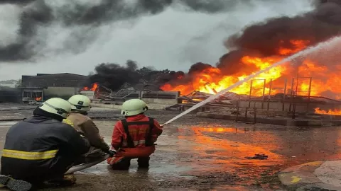 Kebakaran Pabrik Tiner Terungkap, Polisi Temukan Kelalaian - GenPI.co BANTEN