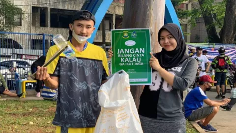 Bersihkan Alun-alun Kota, Aktivis Banksasuci Beri Pesan Penting - GenPI.co BANTEN