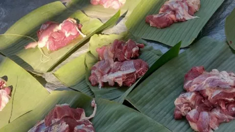 Plastik Dilarang, Distribusi Daging Kurban Pakai Daun Pisang - GenPI.co BANTEN