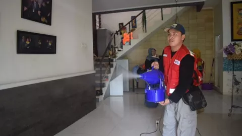 PMI Kota Tangerang Semprot Disinfektan Wilayah Terdampak Banjir - GenPI.co BANTEN