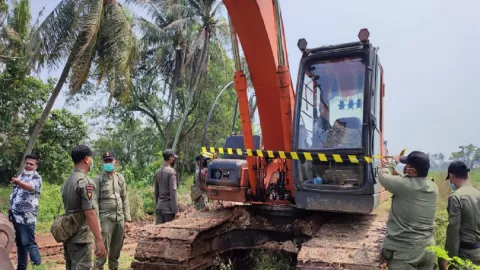 Satpol PP Hentikan Aktivitas Penggalian Tanah di Tangerang - GenPI.co BANTEN