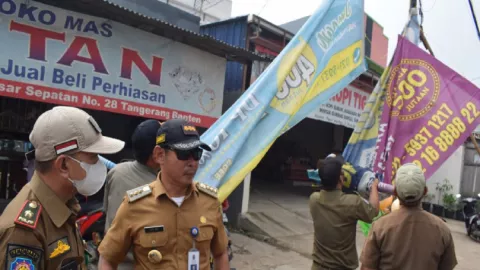 Ratusan Baliho Liar di Kecamatan Sepatan Diturunkan Aparat - GenPI.co BANTEN
