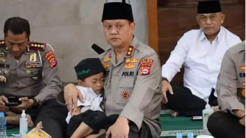Anak Yatim Tidur Pulas di Pangkuan Kapolda Banten - GenPI.co BANTEN