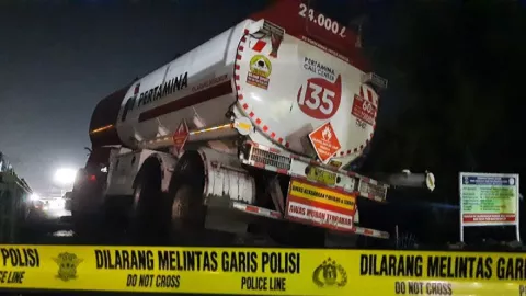 Rem Blong! Truk Tangki Pertamina Hantam Pembatas Jalan - GenPI.co BANTEN