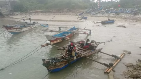 Perahu Kicang Tak Tahan Gelombang Tinggi, Nelayan Pilih Menganggur - GenPI.co BANTEN
