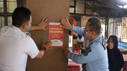 Menunggak Pajak, Bapenda Tangerang Pasang Stiker di Tempat Usaha - GenPI.co BANTEN