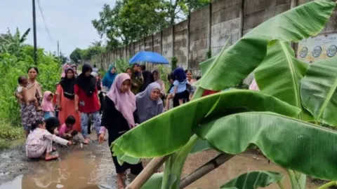 Jalan Rusak Hingga 2 Tahun, Warga Tangerang Demo Pakai Pohon Pisang - GenPI.co BANTEN