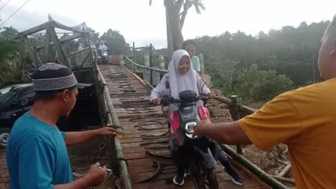 Diterjang Banjir Bandang dan Tanah Longsor, Jembatan di Lebak Rusak Parah - GenPI.co BANTEN