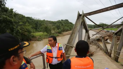Tangani Dampak Banjir di Lebak, Pemprov Banten Bangun Jembatan Darurat - GenPI.co BANTEN