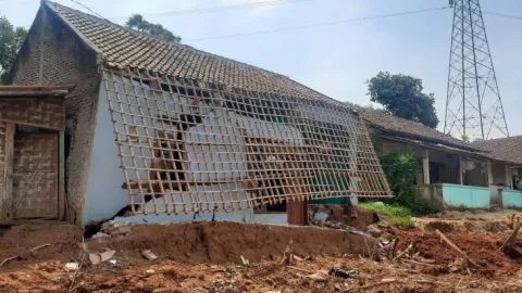 Longsor Rusak Bangunan dan Jalan, Warga Desa Peusar Tangerang Minta Tolong - GenPI.co BANTEN