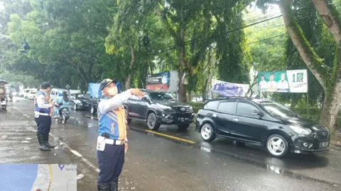 Antisipasi Kemacetan, Petugas Dishub Kabupaten Serang Siaga di Jalur Wisata - GenPI.co BANTEN