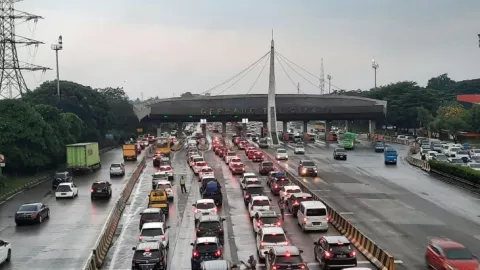 Puncak Arus Balik, 3.500 Mobil Melintasi GT Cikupa Tangerang - GenPI.co BANTEN