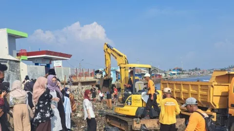 Atasi Sampah di Pantai Labuan, Pemprov Banten Kerahkan Alat Berat - GenPI.co BANTEN