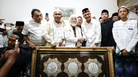 Ganjar Pranowo Sowan ke Abuya Muhtadi di Pandeglang - GenPI.co BANTEN