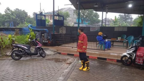 Kota Tangerang Diguyur Hujan Sejak Pagi, Petugas BPBD Siaga - GenPI.co BANTEN