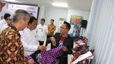 Pemkab Tangerang Lepas Ekspor Ratusan Sepatu Sebatik ke Belanda - GenPI.co BANTEN