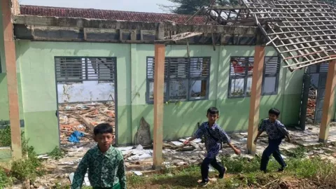Rusak Parah, 3 Kelas di SMPN 2 Karang Tanjung Belum Diperbaiki - GenPI.co BANTEN