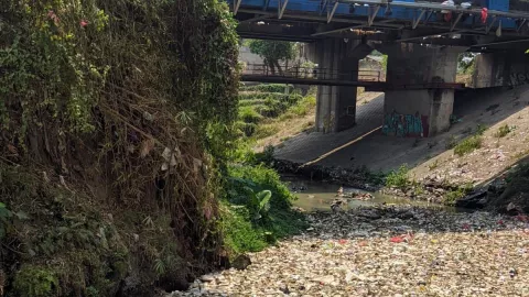 Dikeluhkan Warga, Tumpukan Sampah di Sungai Cibanten Bakal Diangkut - GenPI.co BANTEN