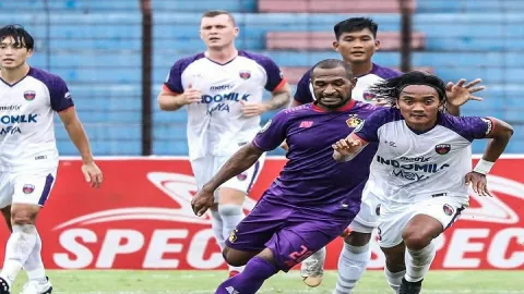 Persita Dibabat Habis Persik 2-0, Hujan Kartu Warnai Pertandingan - GenPI.co BANTEN