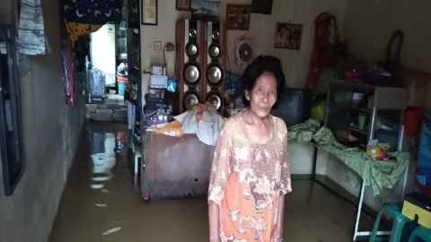 Nasib Sumirah di Bantaran Sungai Paninggilan, Langganan Banjir - GenPI.co BANTEN