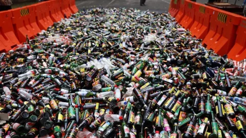Ribuan Botol Miras Dimusnahkan di Momen Ulang Tahun Satpol PP - GenPI.co BANTEN