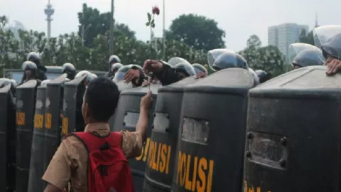Pelajar Berikan Setangkai Bunga ke Polisi - GenPI.co