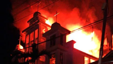 Gereja di Manado Terbakar, Netizen Unggah Video Lonceng Berbunyi - GenPI.co