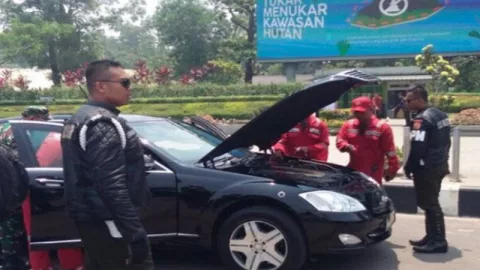 Saat Kunjungan Kerja ke Kalbar, Mobil Kepresidenan Jokowi Mogok  - GenPI.co