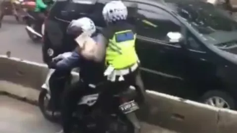 Ngakak, Ini Video Polisi Lari Manja Kejar Pemotor Langgar Lalin - GenPI.co
