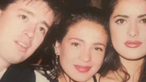 Netizen ini Pamer Foto Ayahnya Pernah Kencan dengan Salma Hayek - GenPI.co