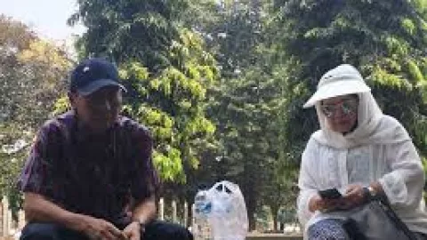 Datang dari Gorontalo, Warga Ini Ingin Antar BJ Habibie ke Makam - GenPI.co