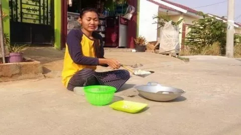 Viral, Warga Bekasi Goreng Kerupuk di Bawah Terik Matahari - GenPI.co