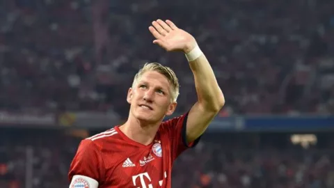 Bastian Schweinsteiger Umumkan Pensiun dari Sepak Bola - GenPI.co