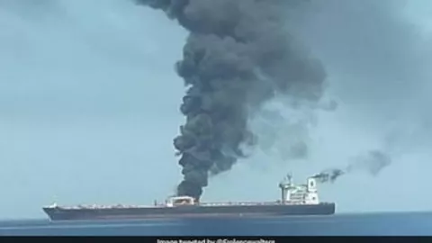 Kapal Tanker Iran Dirudal Dekat Pelabuhan Arab Saudi - GenPI.co