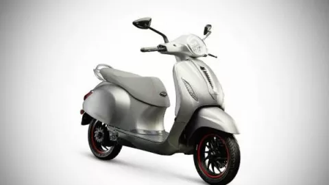 Mirip Vespa Primavera, Chetak Skutik Pertama Bajaj Canggih Banget - GenPI.co