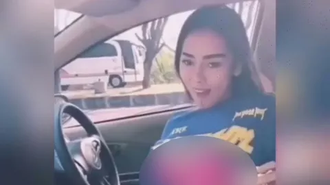 Heboh! DJ Bebby Fey Pamer Dada Jumbo, Tangannya Elus-Elus Nakal - GenPI.co